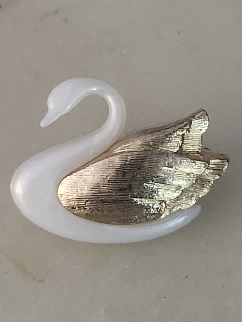 Elegant White Swan Decorative Brooch with Gold Tone Wing